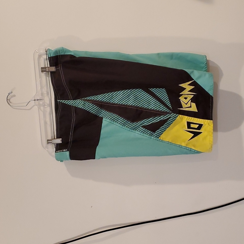 VOLCOM BOARD SHORTS WAIST 33